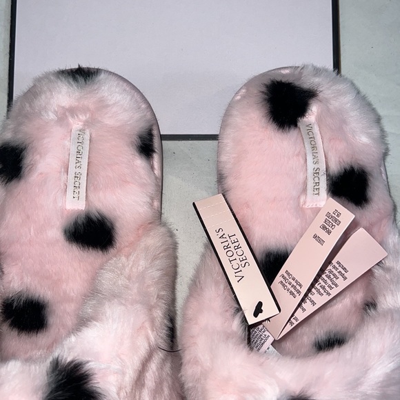 7/8 VICTORIA'S SECRET
Closed Toe Faux Fur Slipper - Picture 8 of 15